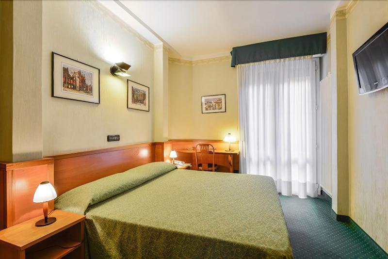 Hotel Don Abbondio Lecco Exterior foto