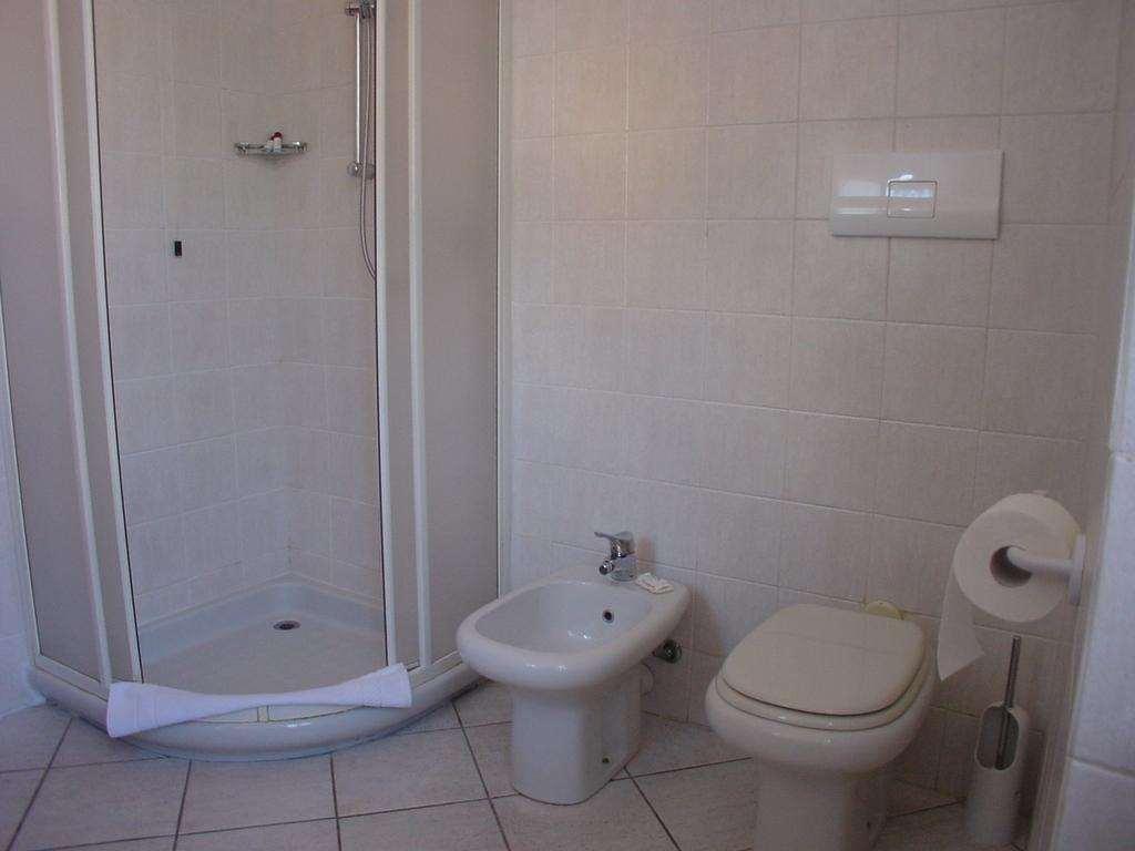 Hotel Don Abbondio Lecco Habitación foto