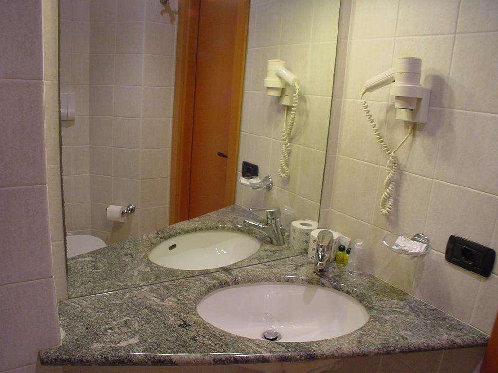 Hotel Don Abbondio Lecco Habitación foto