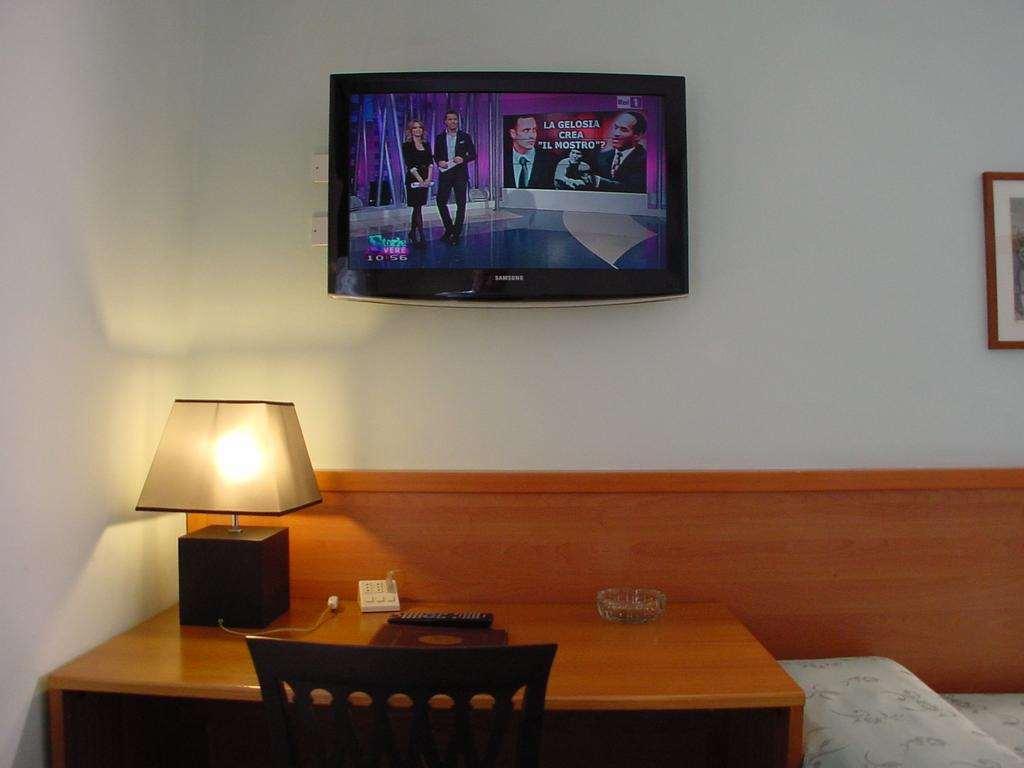 Hotel Don Abbondio Lecco Habitación foto