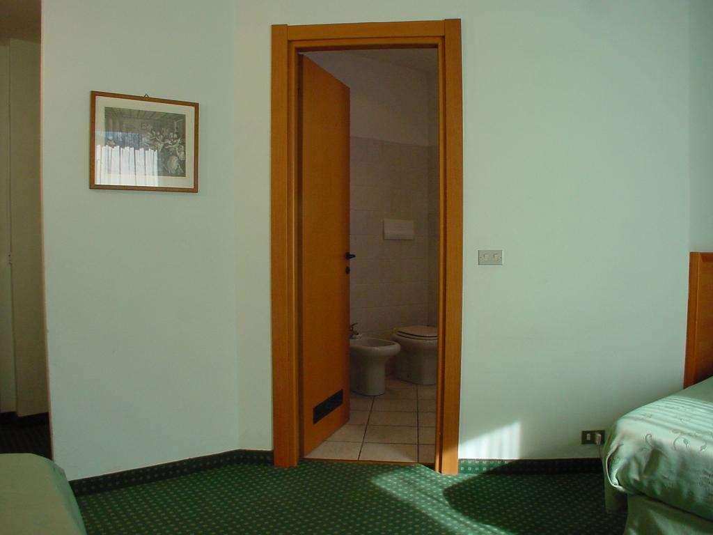 Hotel Don Abbondio Lecco Habitación foto